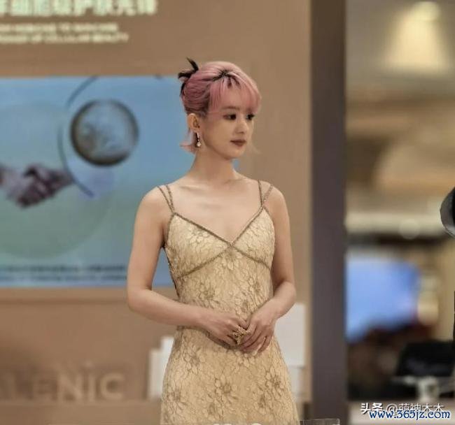 赵丽颖被曝恋情后首现身 粉色新发色引热议