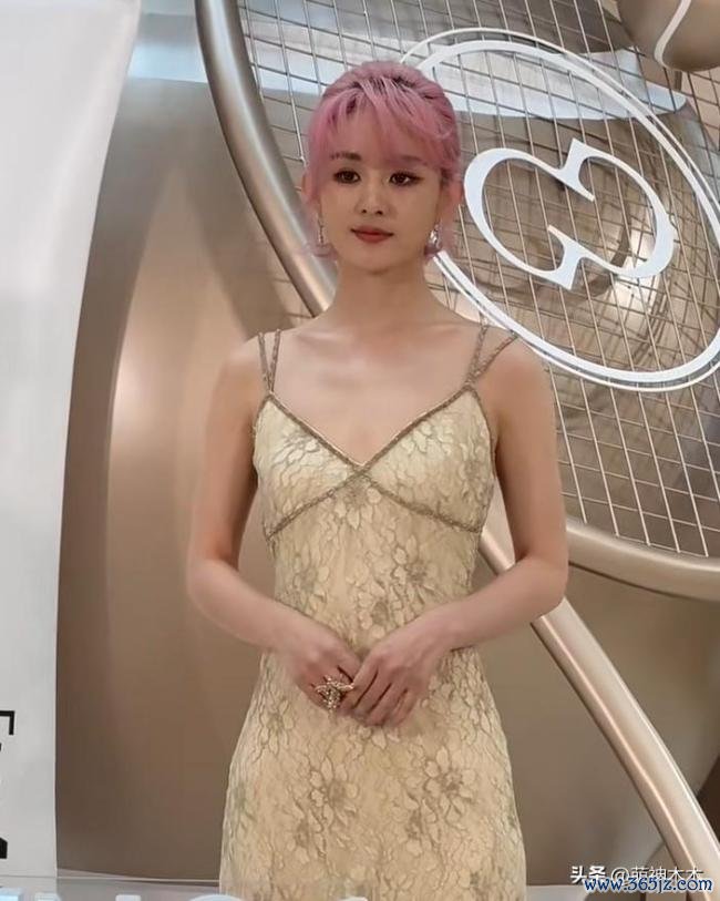 赵丽颖被曝恋情后首现身 粉色新发色引热议
