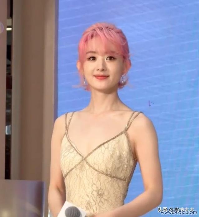 赵丽颖被曝恋情后首现身 粉色新发色引热议